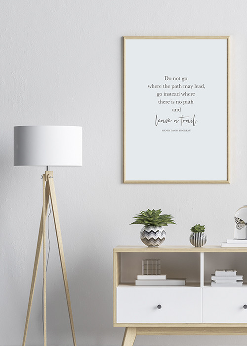 Inspiration – Zitat-Bild mit einem Spruch von Henry David Thoreau, über einem Sideboard