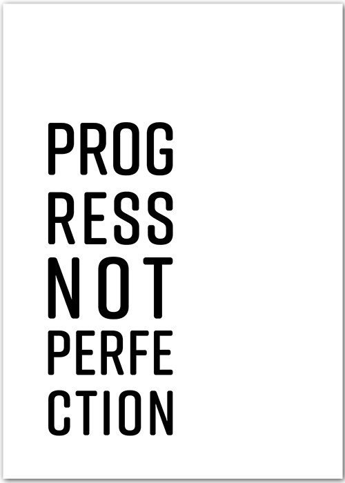Motivationsposter mit schwarzer Typografie - Progress not Perfection