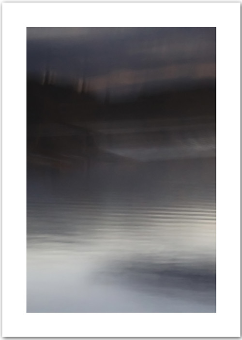 Abstraktes Poster mit einem See in dunkler Nacht