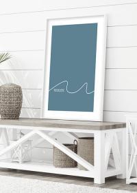 Grafik-Poster, blau mit Welle und Spruch Meerliebe auf Sideboard