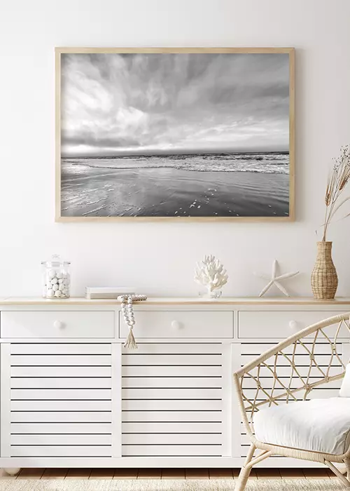 Inspiration – Poster, gerahmt, in Schwarz-Weiß mit einem dramatischen Himmel über dem Strand