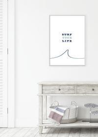 Inspiration – Surf-Poster mit optimistischer Botschaft über einem Sideboard