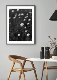 Inspiration – Poster, schwarz-weiss, mit Blüten über einem Esstisch