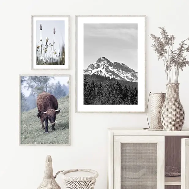 Alpen-Bilder mit Bergen, Kühen und Enzian schaffen eine gemütliche Atmosphäre.