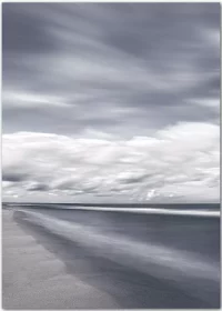 Poster mit Strand und Meer unter einem dramatischen Himmel in einer dezenten Blaustimmung