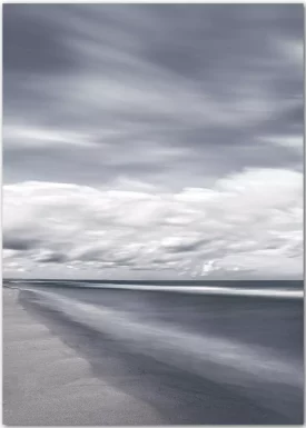 Poster mit Strand und Meer unter einem dramatischen Himmel in einer dezenten Blaustimmung