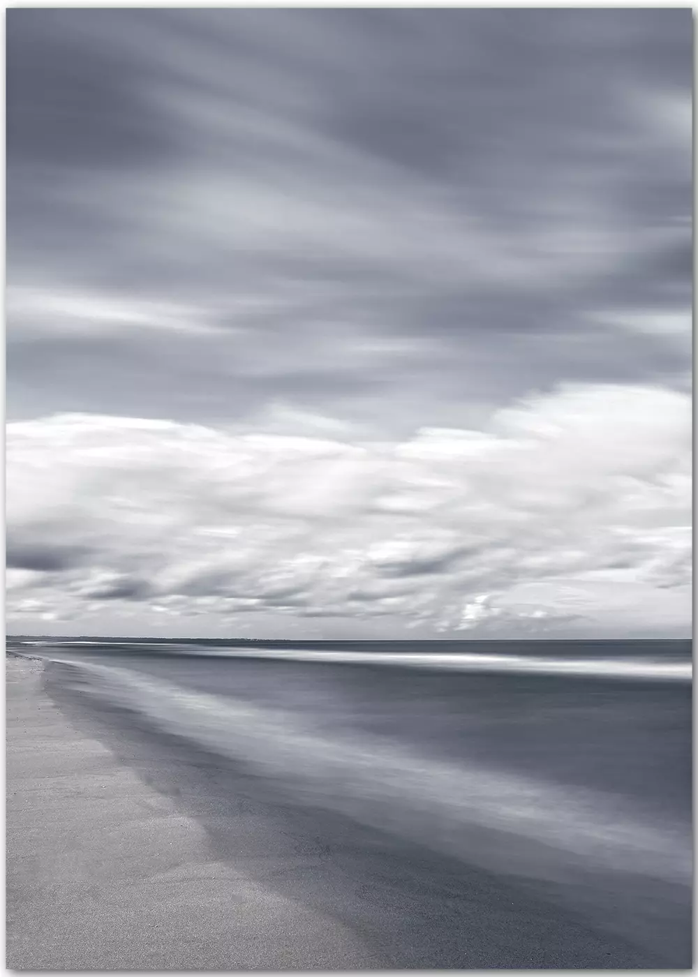 Poster mit Strand und Meer unter einem dramatischen Himmel in einer dezenten Blaustimmung Poster mit Strand und Meer unter einem dramatischen Himmel in einer dezenten Blaustimmung