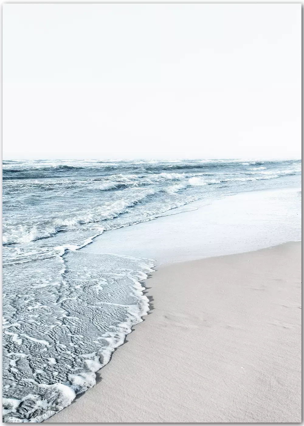 Poster mit blauem Meer und Wellen, die auf den Strand treffen Poster mit blauem Meer und Wellen, die auf den Strand treffen