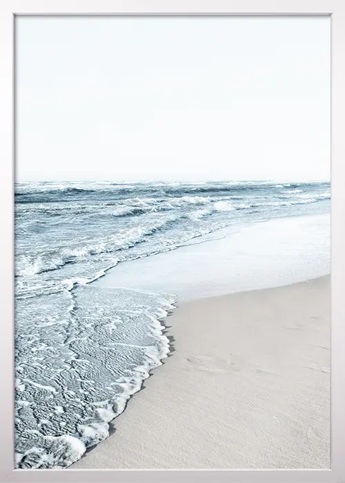 Poster mit blauem Meer und Wellen, die auf den Strand treffen mit einem weißen Rahmen