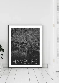 Poster mit Karte von Hamburg in schwarz-weiß an eine Wand gelehnt