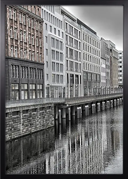 Poster mit Häuserfassade am Fleet in Hamburg in einer surrealen Stimmung mit einem schwarzen Rahmen