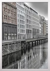 Poster mit Häuserfassade am Fleet in Hamburg in einer surrealen Stimmung mit einem weißen Rahmen Poster mit Häuserfassade am Fleet in Hamburg in einer surrealen Stimmung mit einem weißen Rahmen
