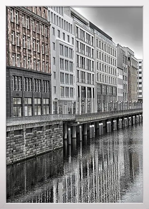 Poster mit Häuserfassade am Fleet in Hamburg in einer surrealen Stimmung mit einem weißen Rahmen Poster mit Häuserfassade am Fleet in Hamburg in einer surrealen Stimmung mit einem weißen Rahmen