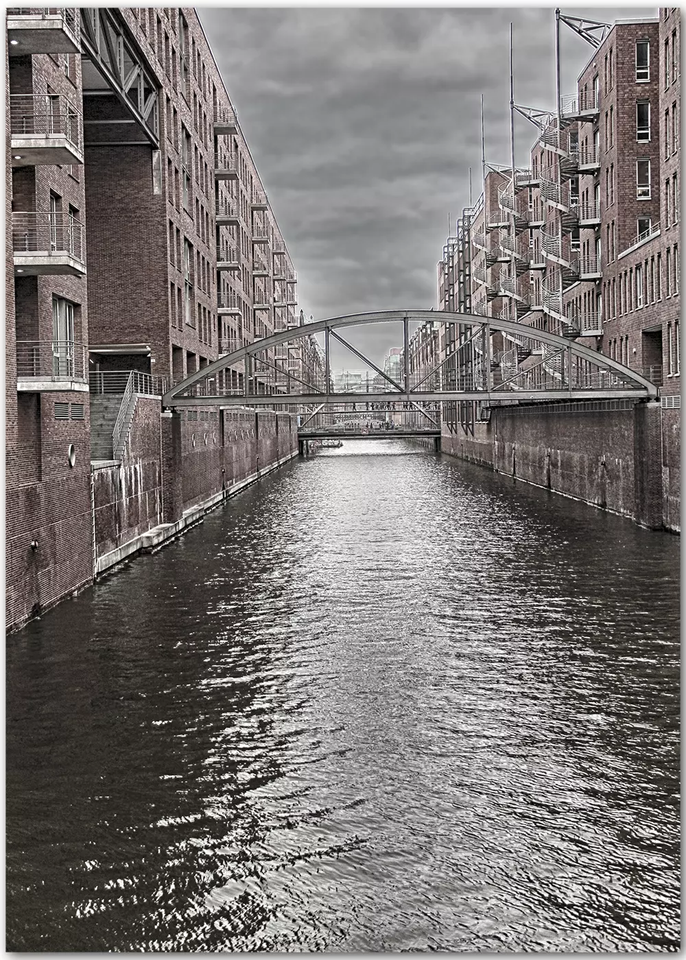 Poster mit Kanal in der Speicherstadt Hamburg in einer monochromen Interpretation