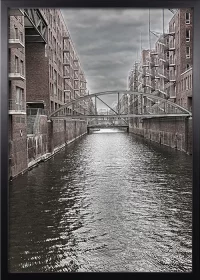 Poster mit Kanal in der Speicherstadt Hamburg in einer monochromen Interpretation mit einem schwarzen Rahmen