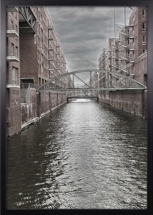 Poster mit Kanal in der Speicherstadt Hamburg in einer monochromen Interpretation mit einem schwarzen Rahmen