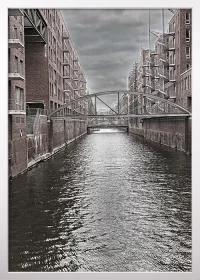 Poster mit Kanal in der Speicherstadt Hamburg in einer monochromen Interpretation mit einem weißen Rahmen