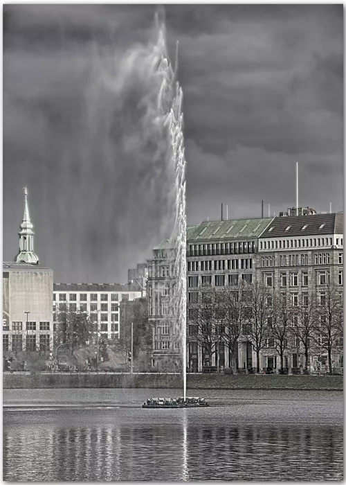 Poster der Binnenalster in Hamburg mit Fontäne in einer surrealen Stimmung