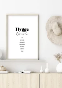 Poster mit Typografie, welches die wichtigsten "Zutaten" für Hygge aufzählt, in einem Boho-Ambiente