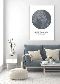 Poster mit Kopenhagen-Karte im Kreis mit Koordinaten über einem Sofa hängend