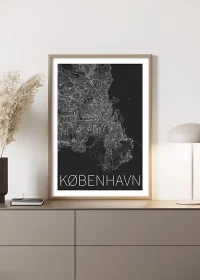 Poster mit Karte von Kopenhagen in schwarz-weiß auf einem Sideboard