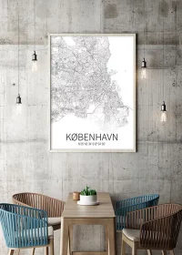 Poster mit Karte von Kopenhagen und Koordinaten in weiß-schwarz über einem Esstisch hängend