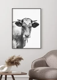 Poster mit Kuh in schwarz-weiss mit Rastereffekt an einer Wand in einer Sitzecke hängend