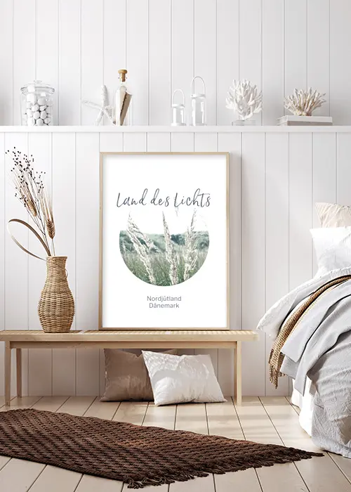 Poster mit Dünen aus dem Norden Dänemarks, dem Land des Lichts in einem Schlafzimmer an eine Holzwand gelehnt