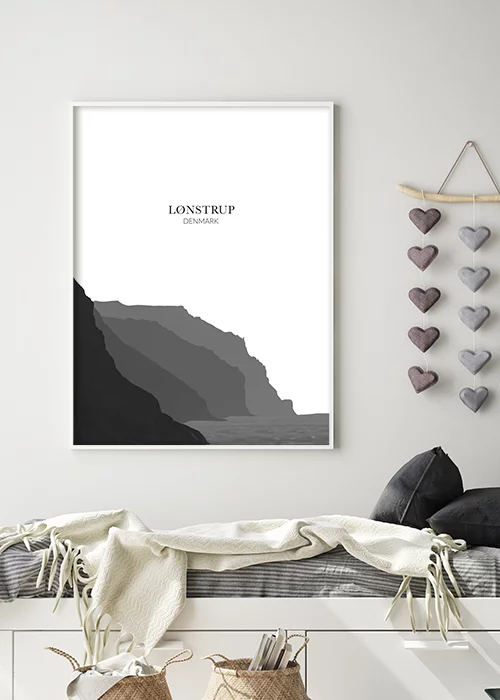 Poster mit einer grafischen Darstellung der Steilküste von Loenstrup, Dänemark, in grau über einer Sitzbank hängend