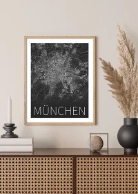 Poster mit Karte von München in schwarz-weiß über einem Sideboard hängend