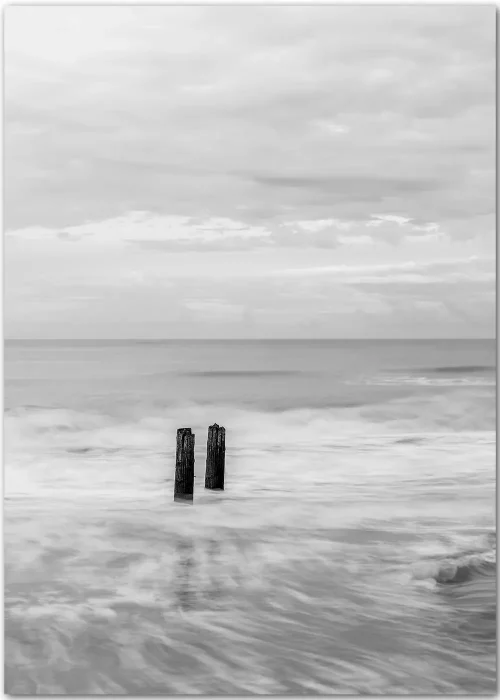 Poster mit zwei Pfählen als Überreste eines Wellenbrechers im stürmischen Meer
