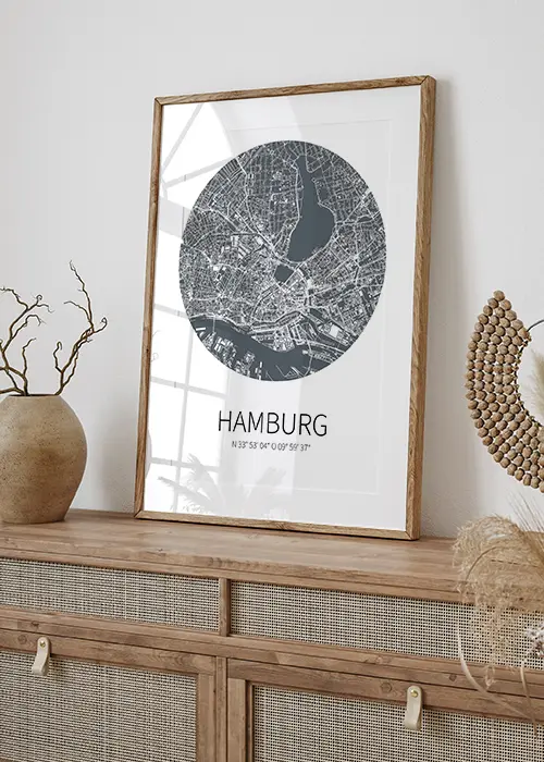 Poster mit Stadtkarte von Hamburg in einem Kreis auf einer Kommode
