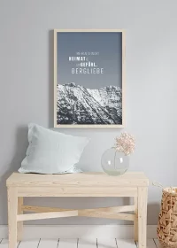 Poster mit einem schneebedeckten Berg und Motivationsspruch in einem Flur