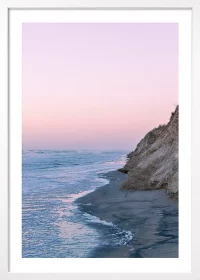 Poster mit Sonnenuntergang am Meer in warmer Farbstimmung mit einem weißen Rahmen