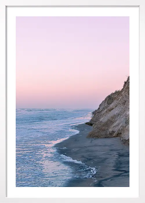 Poster mit Sonnenuntergang am Meer in warmer Farbstimmung mit einem weißen Rahmen
