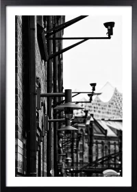 Poster mit Lagergebäude der Hamburger Speicherstadt und Elbphilharmonie im Hintergrund in schwarz-weiß mit einem schwarzen Rahmen