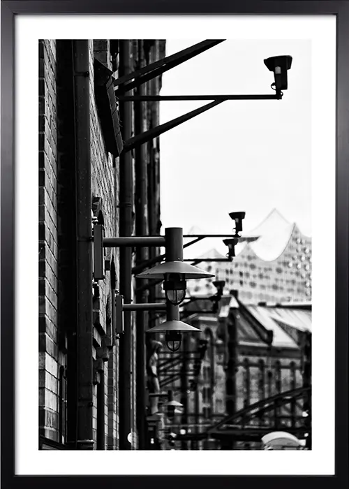 Poster mit Lagergebäude der Hamburger Speicherstadt und Elbphilharmonie im Hintergrund in schwarz-weiß mit einem schwarzen Rahmen