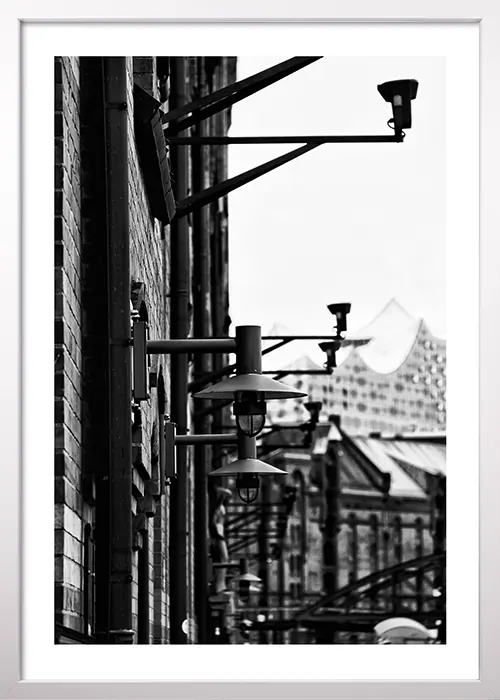 Poster mit Lagergebäude der Hamburger Speicherstadt und Elbphilharmonie im Hintergrund in schwarz-weiß mit einem weißen Rahmen