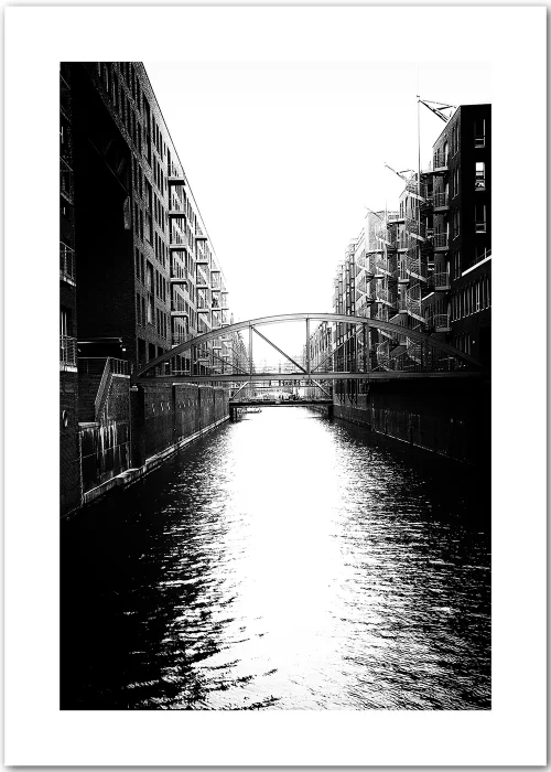Poster der Hamburger Speicherstadt mit Kanal in schwarz-weiß