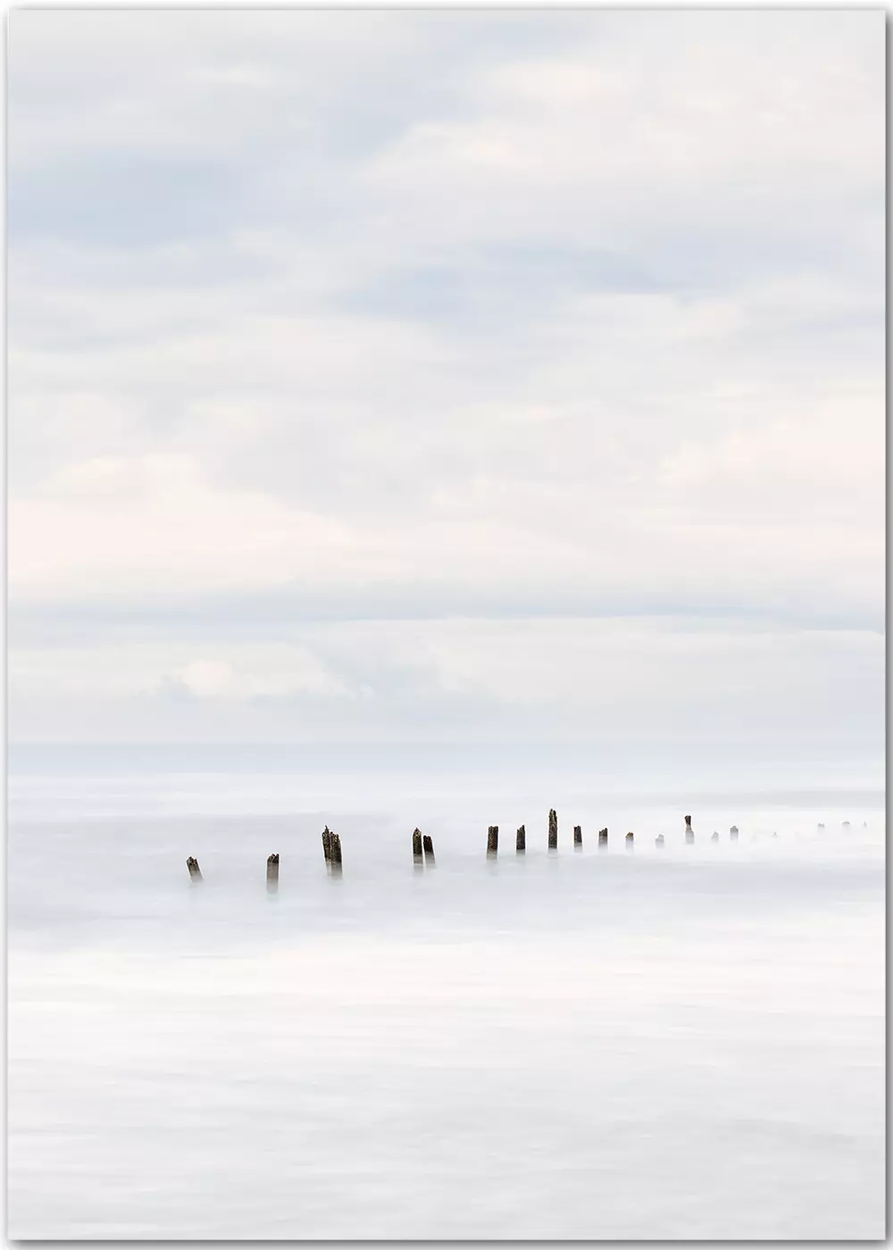 Poster mit Wellenbrecher im Meer Poster mit Wellenbrecher im Meer