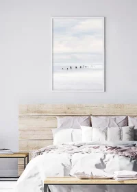 Poster mit Wellenbrecher im Meer im Schlafzimmer über einem Bett