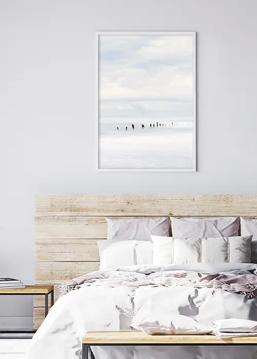 Poster mit Wellenbrecher im Meer im Schlafzimmer über einem Bett