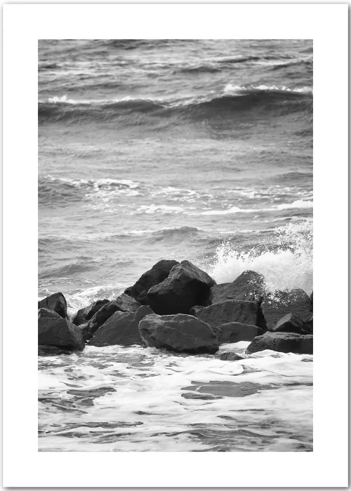 Poster mit Wellenbrecher aus Fels in schwarz-weiß