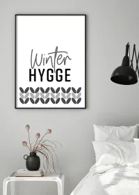 Poster mit Typografie "Winter Hyyge" in schwarz-weiss an einer Schlafzimmerwand hängend