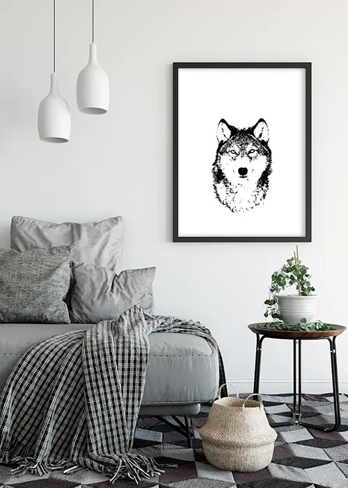 Poster mit einer Wolf-Illustration in schwarz-weiß im Wohnzimmer
