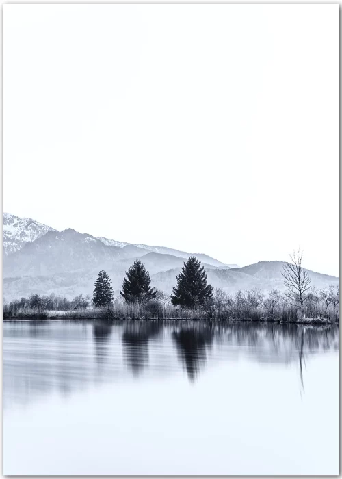 Poster mit Bäumen an einem See und Bergen im Hintergrund in schwarz-weiß