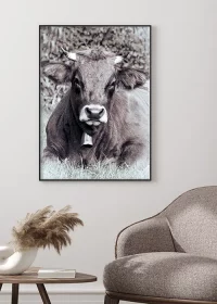 Poster mit einer bayerischen Kuh in monochromer Farbstimmung in einer Sitzecke hängend