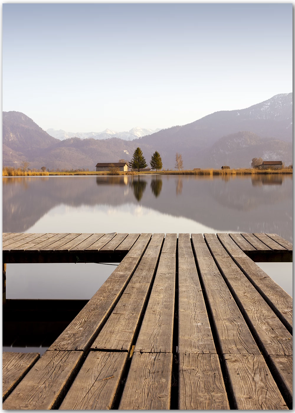 Poster mit Bootssteg am See und schneebedeckten Bergen im Hintergrund