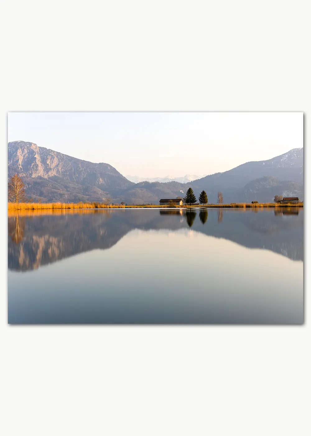 Poster vom Eichsee in Bayern mit Spiegelung in der Abenddämmerung Poster vom Eichsee in Bayern mit Spiegelung in der Abenddämmerung