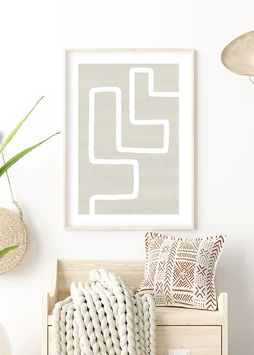 Poster Labyrinth, weißer Pinselstrich auf einem Hintergrund in Pergament-Optik über einer Sitzbank aus Holz hängend